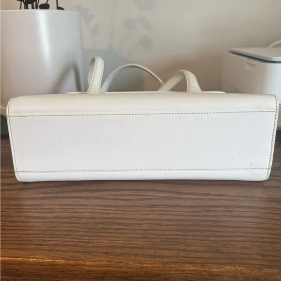 Authentic Gucci Elegant White Leather Shoulder Bag - Picture 3 of 10